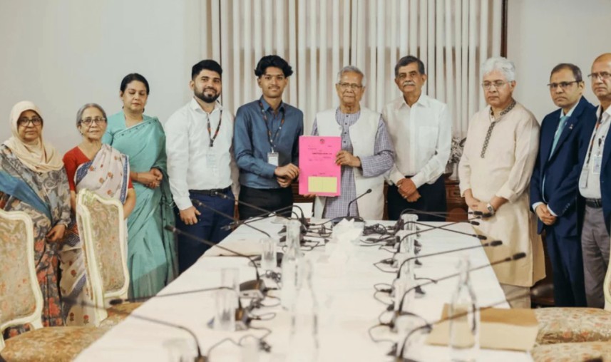 সাগর-রুনির সন্তান মেঘের হাতে পূর্বাচল প্লটের দলিল তুলে দিলেন প্রধান উপদেষ্টা